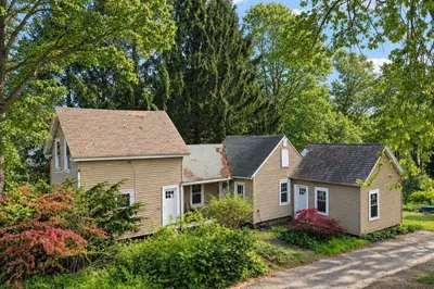 136 Montague City Rd 1