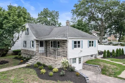 26 Riverside Dr