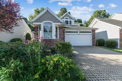 22 Riverwalk Ln #22