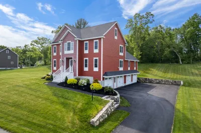 4 Fieldstone Ln