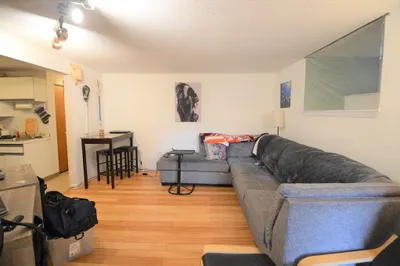 21 Kinross Rd #1