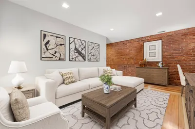 111 Gainsborough St #208