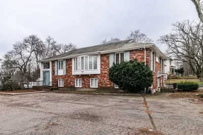 572 Pleasant Street 1