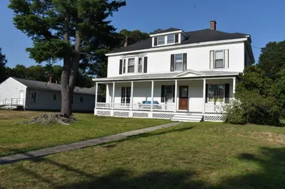 1061 Main St 1