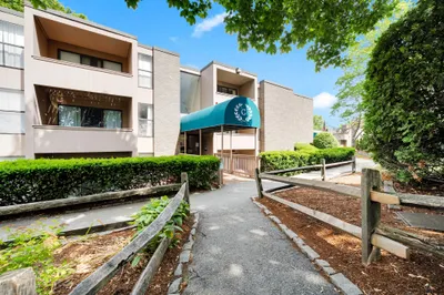6 Shrewsbury Green Dr #J 1