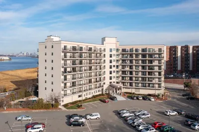 133 Commander Shea Blvd #111