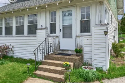 121 Pleasant St 1