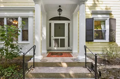 20 Spadina Pkwy