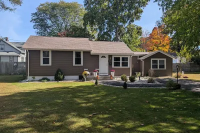195 Ambrose St 1