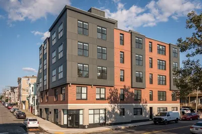 425 Border St #203