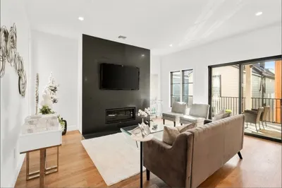 160 W 7th St #4
