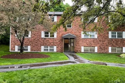 15 Robin Dr #8 1