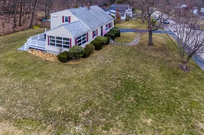 22 Coachman Ln 1