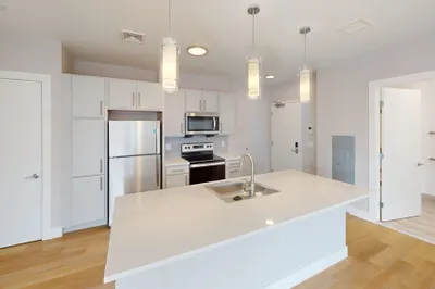 250 Centre St #402