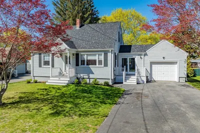 186 Compos St