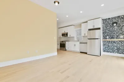 184 Paris St #3 1