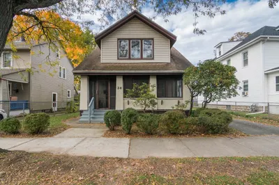 24 Woodlawn St 1