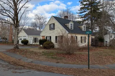 8 Lois St