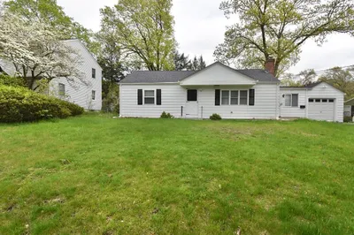 122 Robinson Rd 1