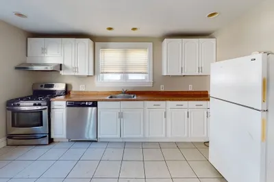 18-20 Kelley Ct #18 1