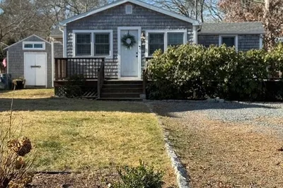 38 Agawam Lake Shore Dr