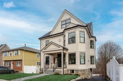142a Metropolitan Ave 1