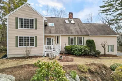6 Middlebury Ln