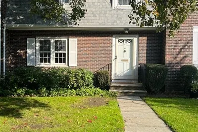11 Town House Dr #11