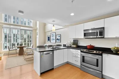 1 Earhrt St #704