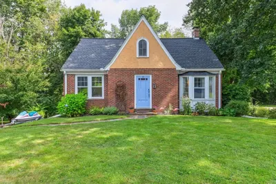 52 Westwood Pkwy 1