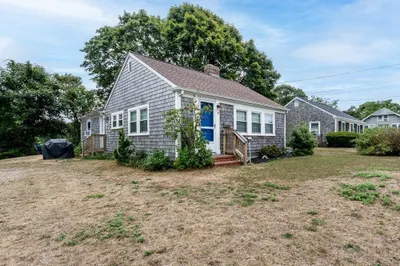 10 Standish Way