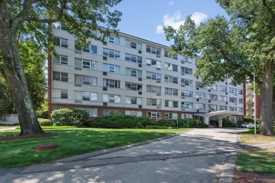 10 Hammond Pond Parkway #607 1
