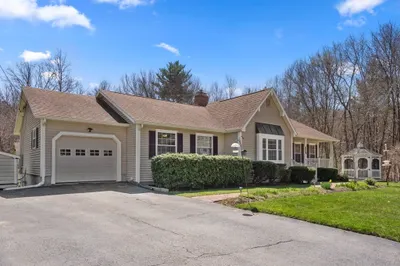 27 Erica Dr 1