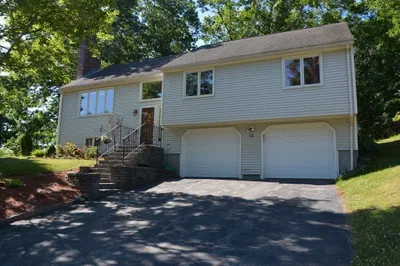 11 Bluegrass Ln