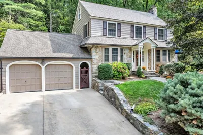 8 Old Colony Road 1