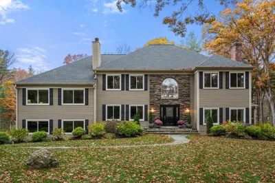 25 Bridle Path 1