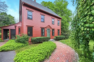 1095 Main St