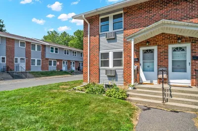 48 Manor Court #48 1