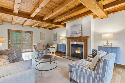 7 Palis Dr