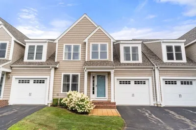 33 Barker Square Dr #33