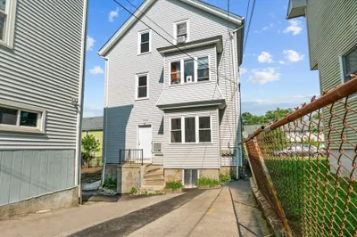 558 Third St #1