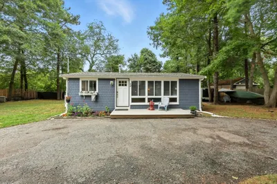 38 Lakeside Dr