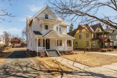 33 Churchill St