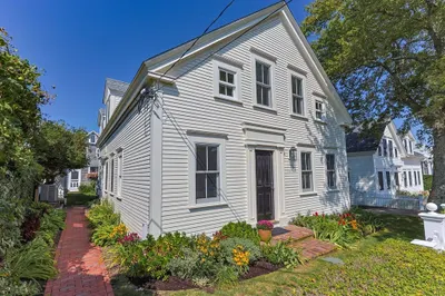 592 Commercial St 1