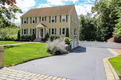 10 Stoneybrook Drive 1