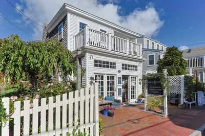 140 Commercial St 1