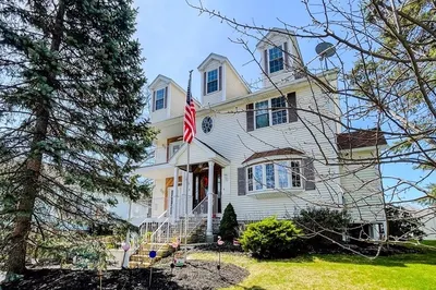 33 Lakeside Dr