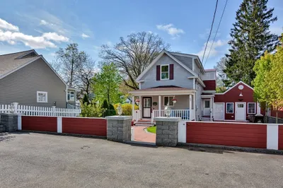 30 Lynn St