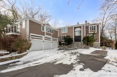 12 Hollywood Drive