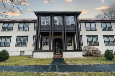 100 1/2 Main St #P